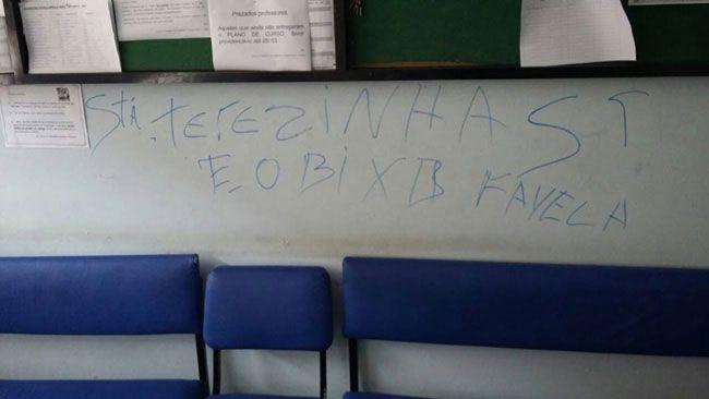 Invasores provocam destruição em escola 3 Vândalos também deixaram pichação em muro (Reprodução Facebook/21-03-16)