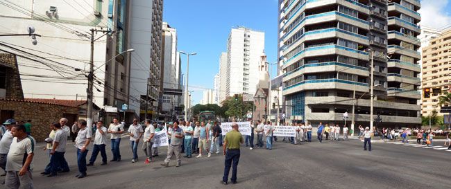 TRE pode definir limites de reajuste para servidores 2 Cerca de 250 funcionários da Cesama marcharam pelas ruas centrais ontem (Olavo Prazeres/17-05-16)