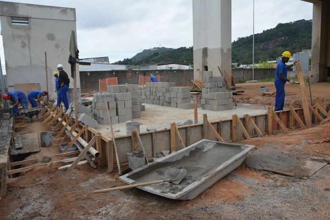 FOTOS MARCELO RIBEIRO/25-05-16 Operários trabalham atualmente na construção de uma pequena estação de tratamento de esgoto dentro do hospital