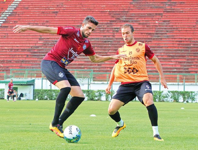 Quase tudo pronto 2 Zagueiro Rodolfo Mol, 12º reforço carijó (com a bola), foi apresentado ontem (Leonardo Costa)