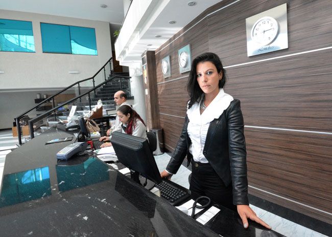 Setor de serviços registra retração de até 40% 2 Diretora de marketing do Premier Parc Hotel, Paula Falce, aposta em parcerias e promoções para garantir competitividade (Marcelo Ribeiro/09-06-16)