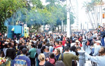 Greve vai parar na Justiça 2 Do lado de fora, servidores acompanharam audiência pública por meio de telão instalado pela Câmara (MARCELO RIBEIRO/17-06-16)