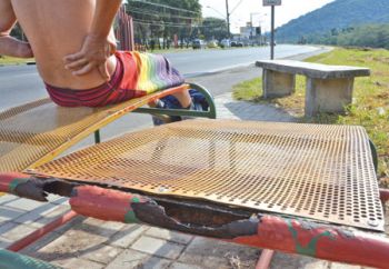 Academias longe de serem esportivas 7 Mesmo com ferrugens, equipamento é usado na academia em frente à rodoviária (Marcelo Ribeiro/09-05-16)