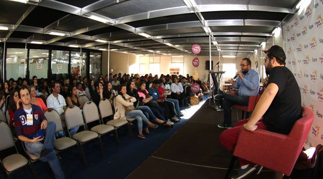 FERNANDO PRIAMO Os escritores Gustavo Rosseb e Hélio Rocha discutem sobre aventura, literatura e fantasia