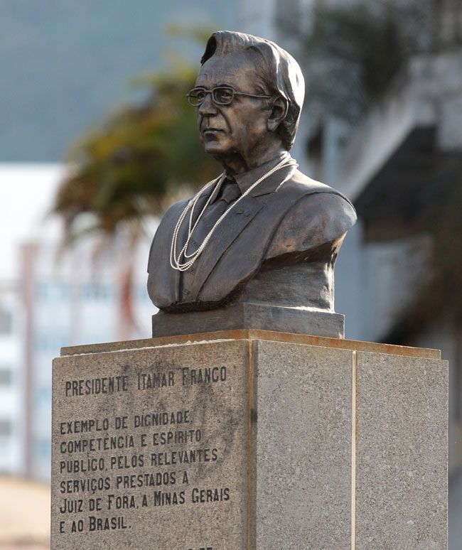 Flagrante 2 Busto do ex-presidente Itamar Franco foi 'condecorado' com corrente para persiana (Fernando Priamo/25-07-16)