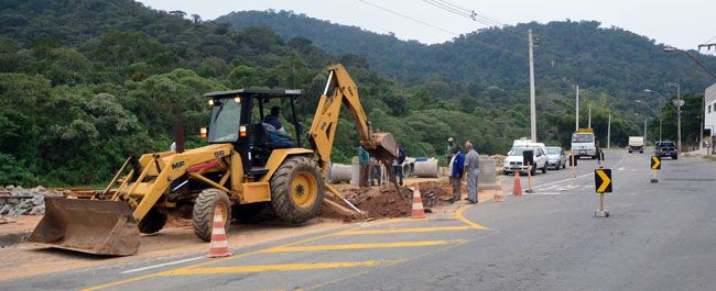 Obras no trecho do Bairro Industrial exigem que motoristas usem desvios (Olavo Prazeres/19-07-16)