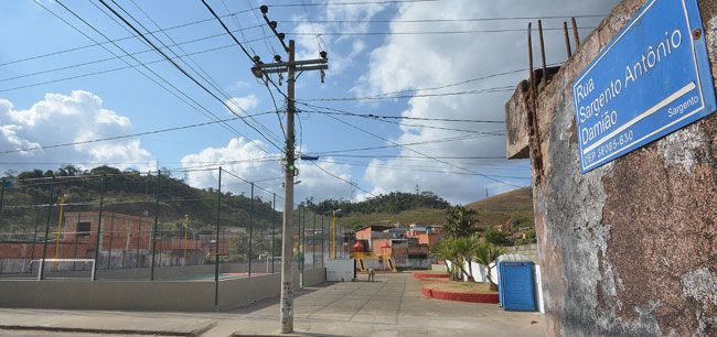 FOTOS MARCELO RIBEIRO Com medo, moradores não acreditam em mudança na praça do Bairro Jóquei Clube III, embora recém-pintada