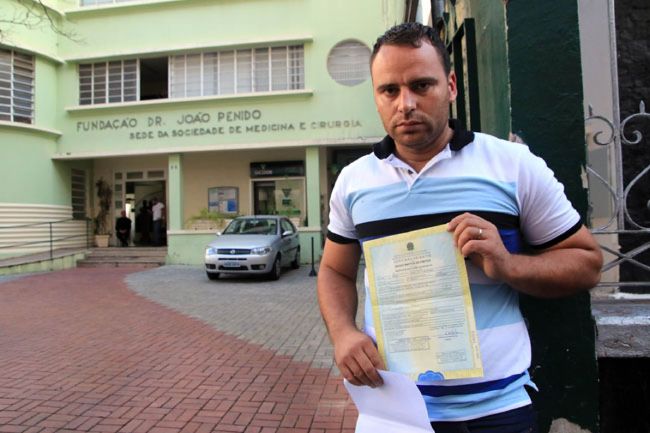 Ezequiel de Freitas mostra atestado de óbito do filho após fazer denúncia no CRM (Fernando Priamo/24-08-16)