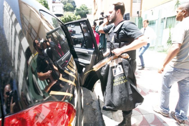 WESLEY RODRIGUES/ESTADÃO CONTEÚDO Agentes cumpriram mandado de busca e apreensão em apartamento em BH