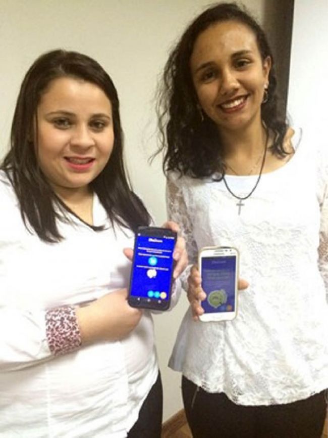 Período chuvoso pode trazer nova epidemia 2 As estudantes Prisciane e Raíssa criaram aplicativo de celular que mapeia os focos do mosquito (divulgação)