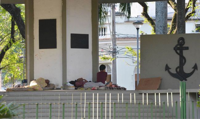 Moradores de rua ocupam monumento 2 Número de ocupantes da área aumentou nos últimos dias, chamando atenção de pedestres e comerciantes (Marcelo Ribeiro/23-09-16)