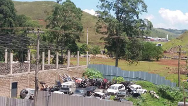 Galpão deixa comunidade em alerta 2 MATAGAL E ferro velho em galpão preocupam moradores do entorno da Rua Martins Barbosa LILIANE CRISTINA DO NASCIMENTO