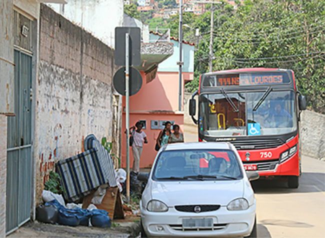 Carros e bota-fora irregular em ponto de ônibus 2 PROBLEMAS INCOMODAM moradores da região LEONARDO COSTA