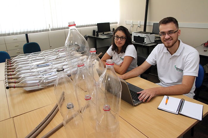 Fernanda Deister Moreira e Rafael Macedo de Oliveira trabalham em aquecedor solar feito com material reciclável (Foto: Fernando Priamo)