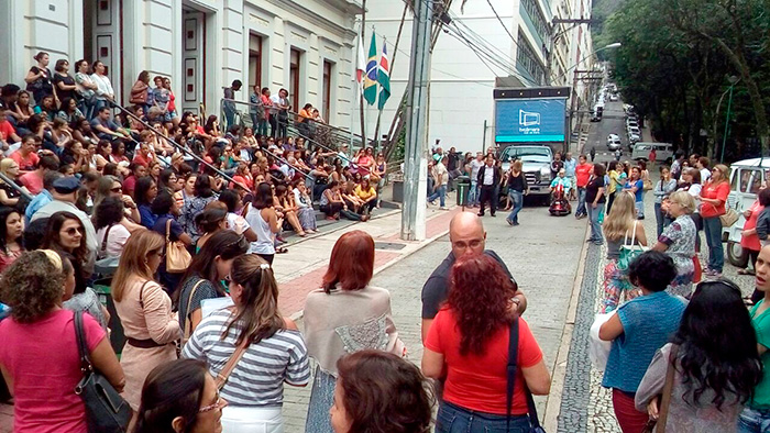 Sindicato dos Professores (Sinpro) realizou uma ação antes da audiência, em frente à Câmara, no Parque Halfeld. (Foto: Marcelo Ribeiro)