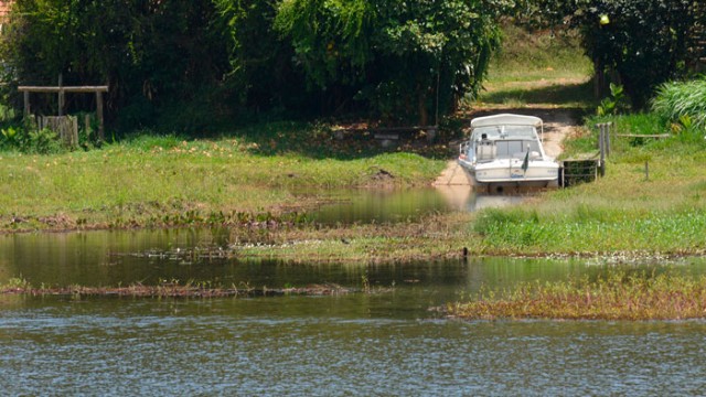 No entorno da Represa João Penido, há dezenas de construções próximas do manancial. Acessar o lago, que é a principal fonte de abastecimento de Juiz de Fora, é fácil (foto: Marcelo Ribeiro)
