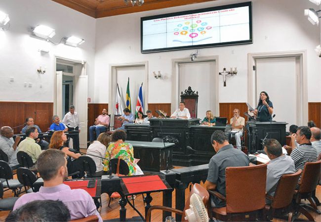 Professores defendem texto original 2 TRABALHADORES DA educação participaram da audiência na Câmara ontem MARCELO RIBEIRO