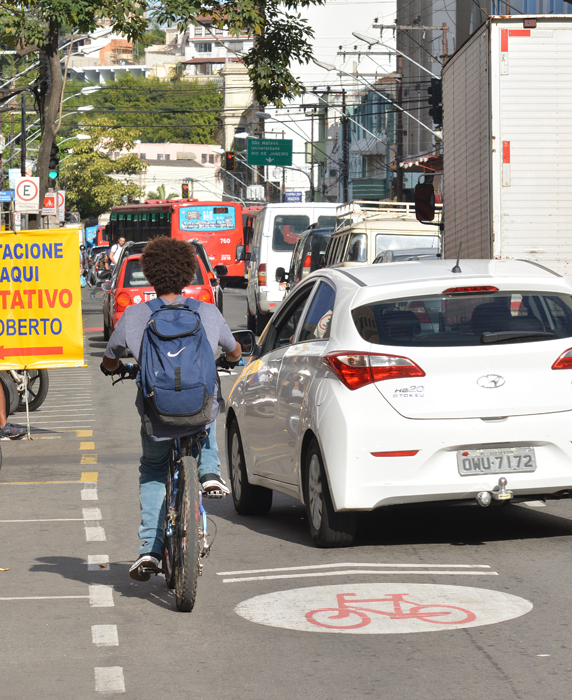Pinturas que sinalizam ciclorrotas reforçam a legitimidade da presença de bicicletas em ruas do Centro da cidade (Foto: Marcelo Ribeiro)