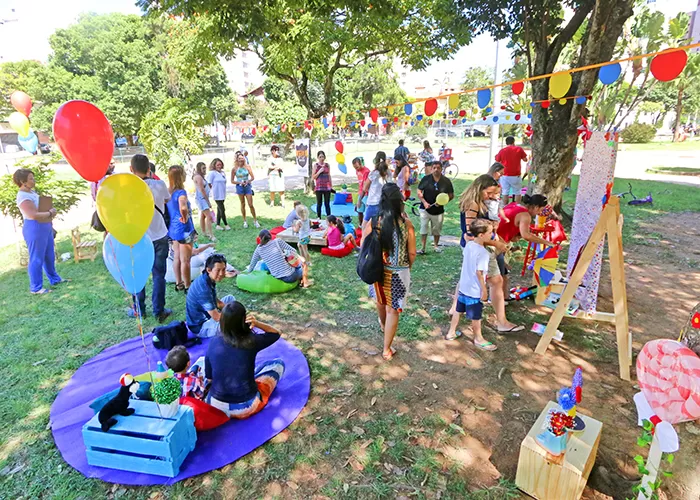 Praça do Bom Pastor recebeu dezenas de crianças para atividades lúdicas, brincadeiras e interação (Foto: Leonardo Costa))