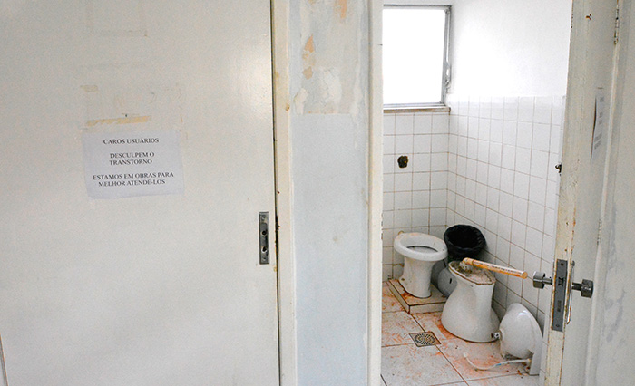 Até esta segunda, avisos fixados nas portas dos banheiros do PAM-Marechal indicavam interdição dos sanitários. (Foto: Marcelo Ribeiro)