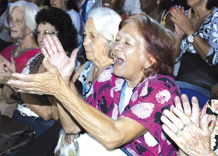 Integrantes do Pró-Idoso aplaudiram o espetáculo, aproveitando seus momentos de lazer (Foto: Patrick Bedeschi)