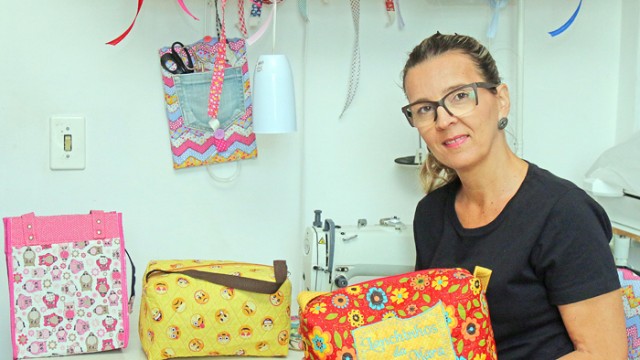 Ao começar a fazer as lancheiras, Kris mirou nas crianças, mas acertou nos adultos. O produto, hoje, está entre os mais procurados (Foto: Leonardo Costa)