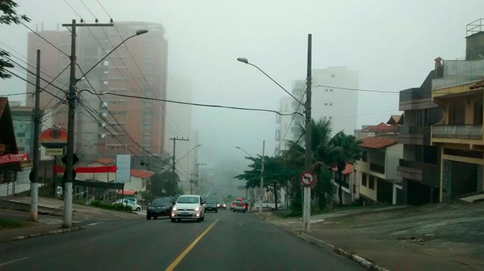 Pouco antes das 9h, o repórter Eduardo Valente registrou, da Garganta do Dilermando, uma foto que mostra a Avenida Rio Branco encoberta pela cerração.