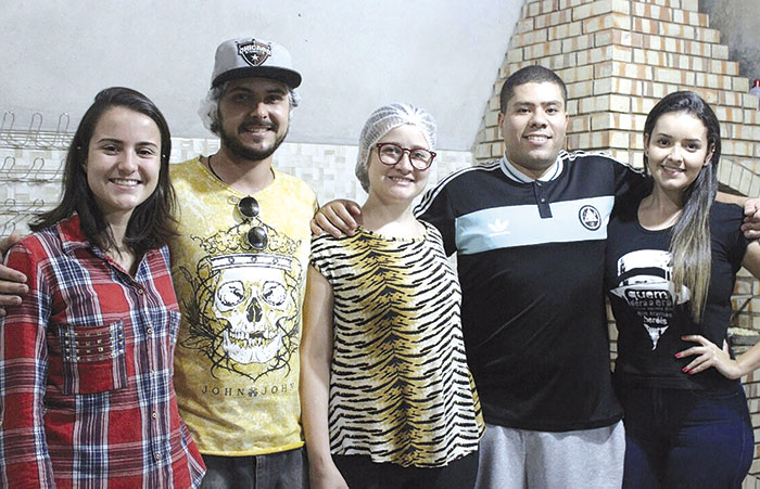voluntários preparam os alimentos no dia da entrega, que acontece de duas em duas semanas (Foto: Larissa Portela)