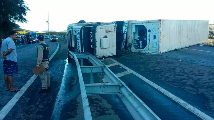 Foto: Polícia Rodoviária Federal/Divulgação carreta-040